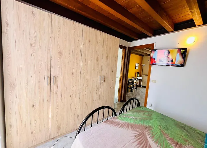 Desenzano Central Apartment With Balcony